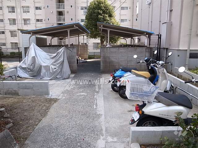 バイク置き場と駐輪場