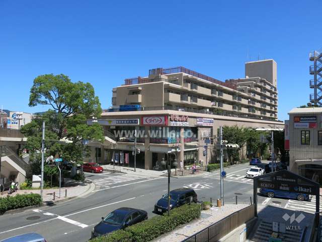 低層階は店舗になっています。