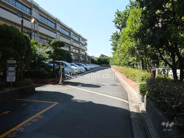 駐車場出入り口（ロボットゲート付き）