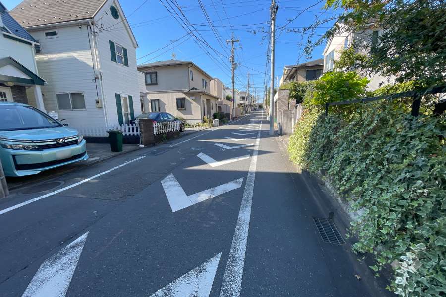 敷地北側の前面道路（東側から）
