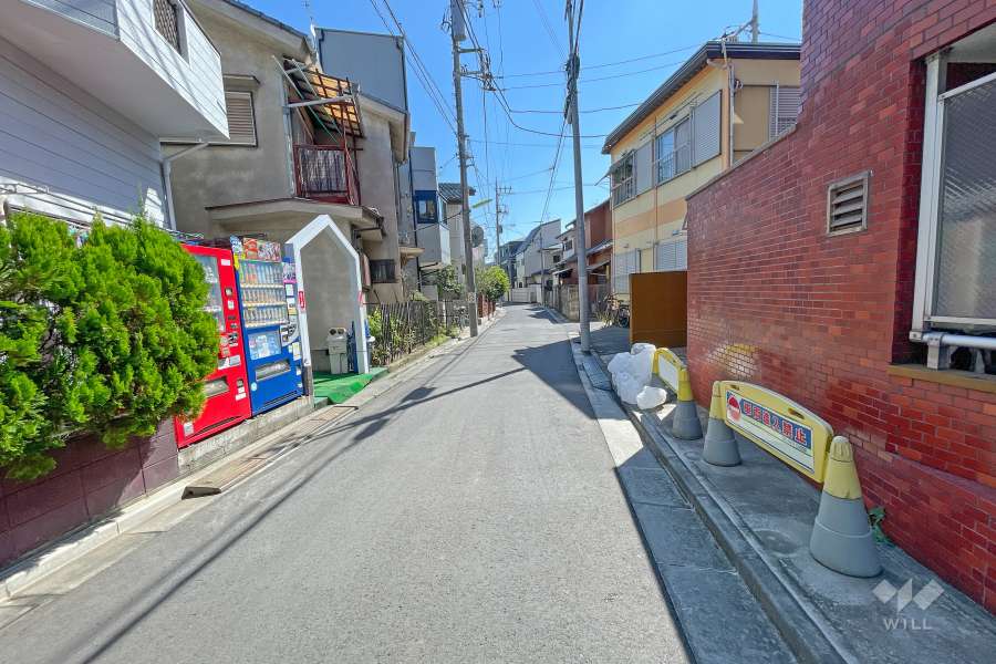 敷地北側の前面道路（西側から）