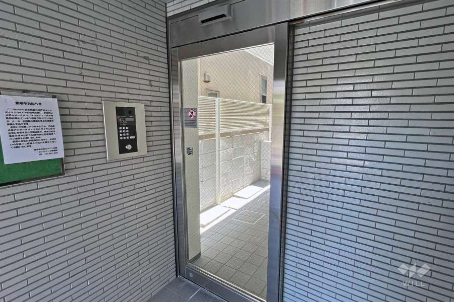 エントランスはオートロック付きです。