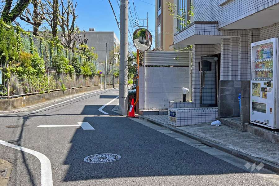敷地の北側前面道路(西側から)