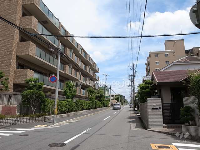 敷地南側は二車線の通りです。