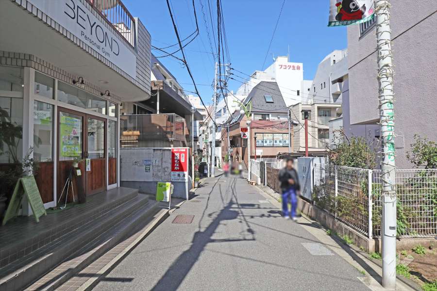 敷地南東側の前面道路(南西側から)