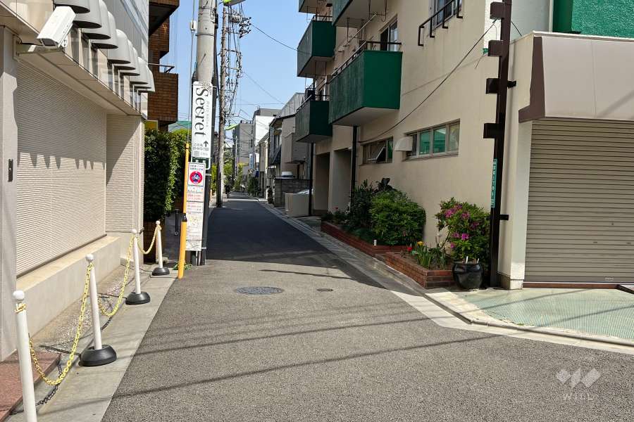 敷地西側の前面道路