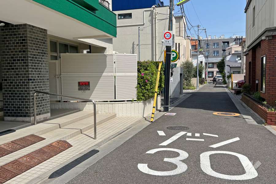 敷地東側の前面道路