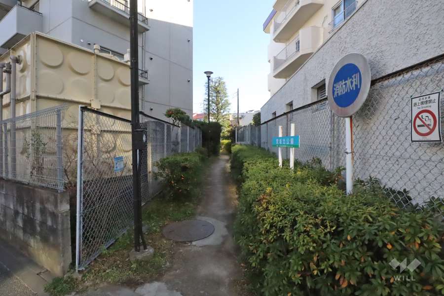 敷地に隣接する宮坂北公園の入り口　