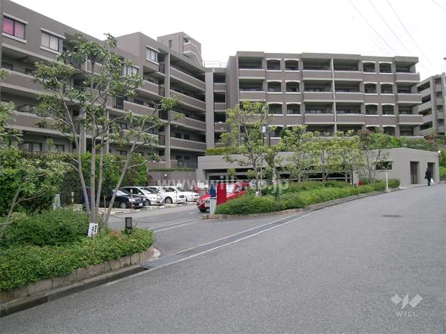 ロボットゲート付きの敷地内駐車場