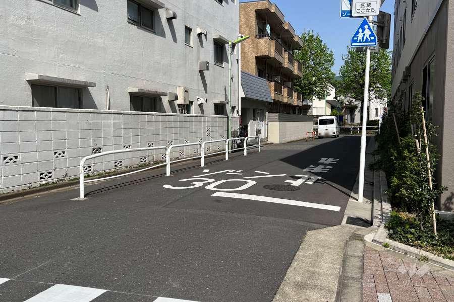 敷地北東側の前面道路