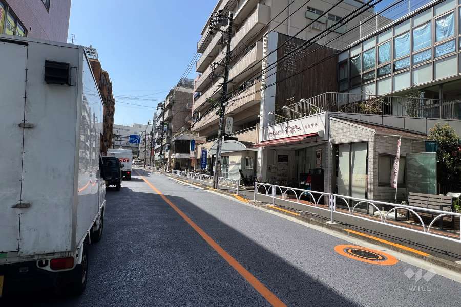 敷地東側の前面道路(北側から)