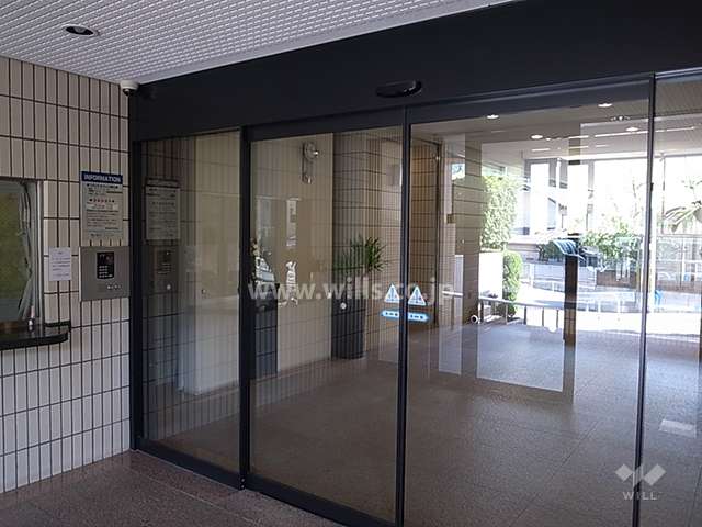 エントランスはオートロック付き。エントランスホールはゆとりがあります。