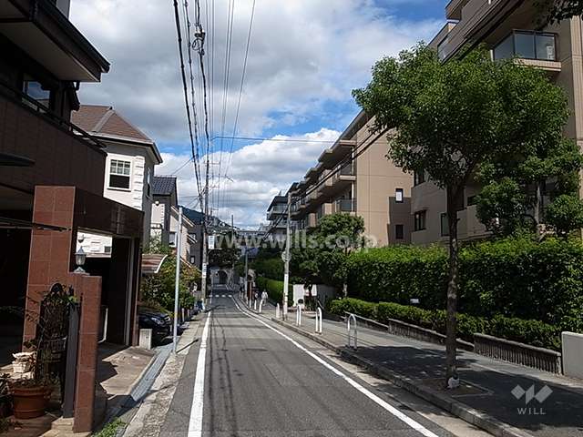 エントランスのある敷地西側の前面道路