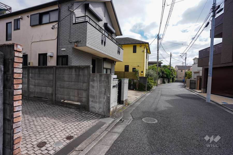 敷地西側の前面道路（北側から）