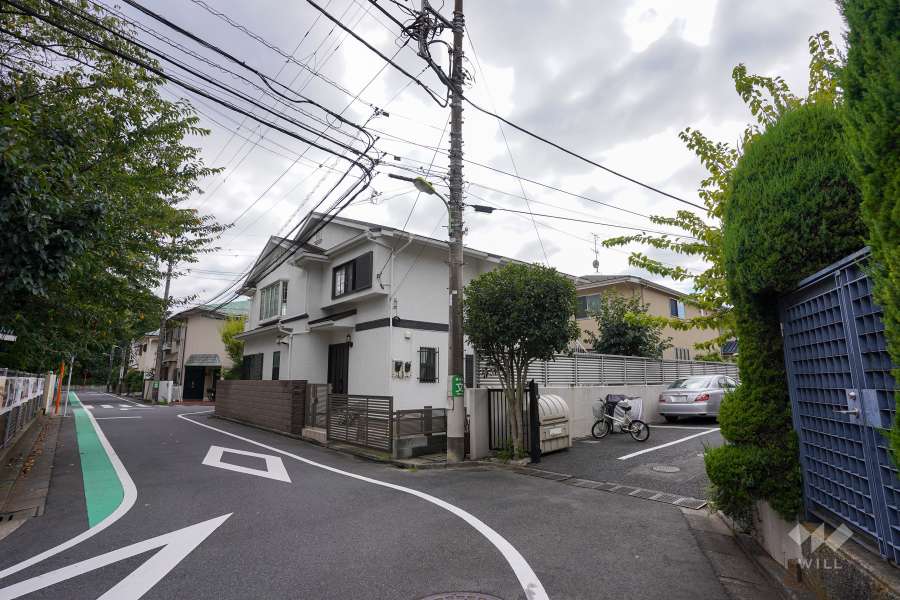 敷地東側の前面道路（北側から）