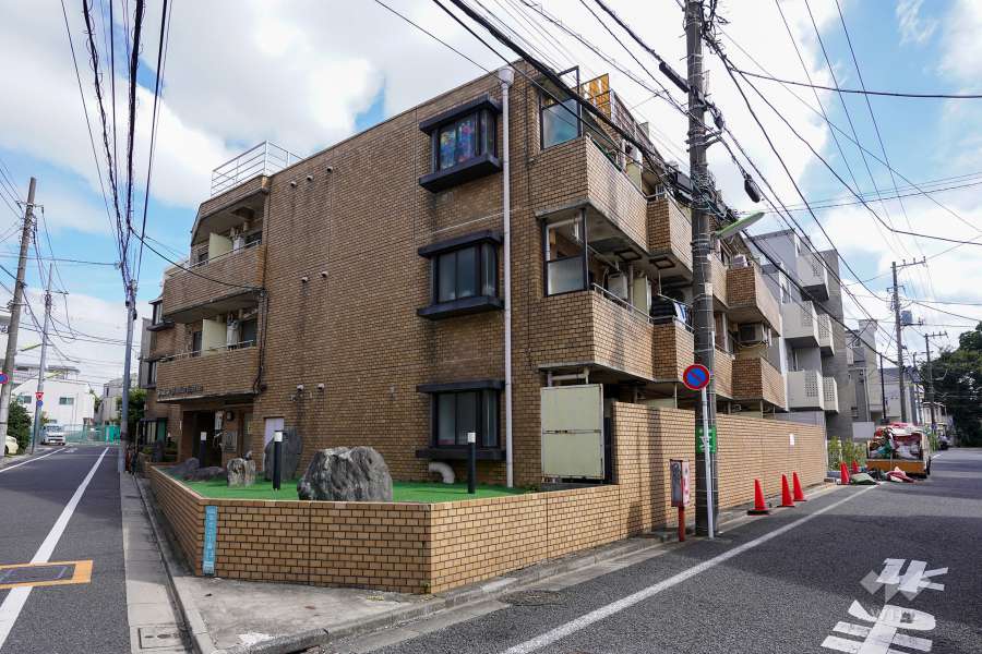 ペガサスマンション経堂の外観（北西側から）