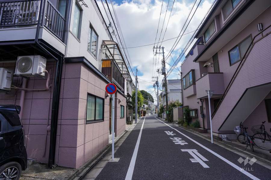 敷地西側の前面道路（北側から）