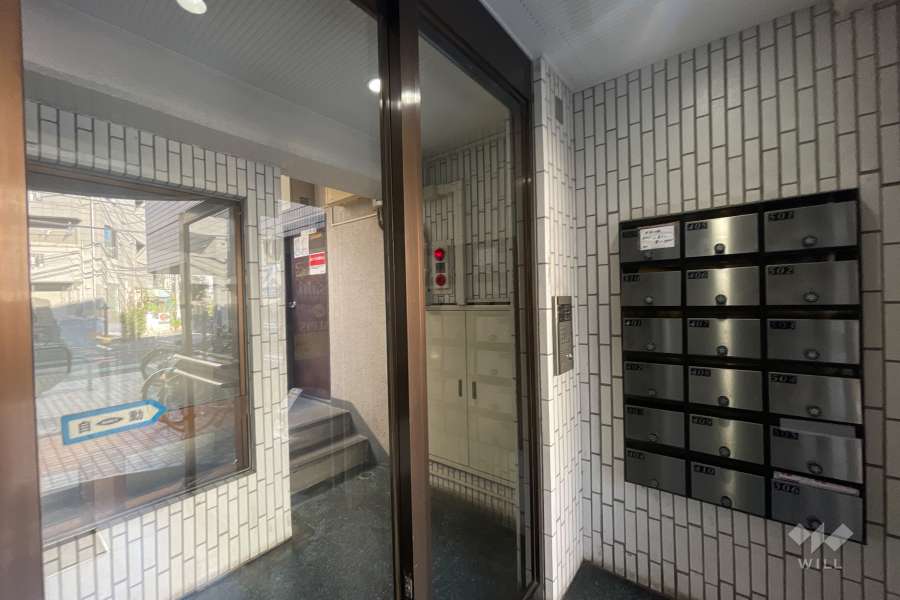 エントランスはオートロック付きです。