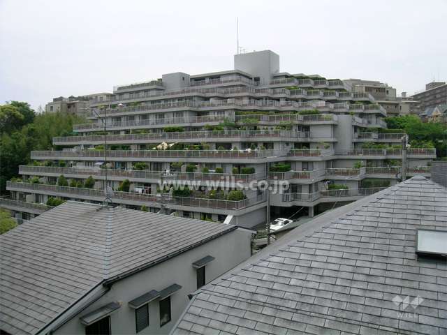 斜面地に建つひな壇型のマンションです。