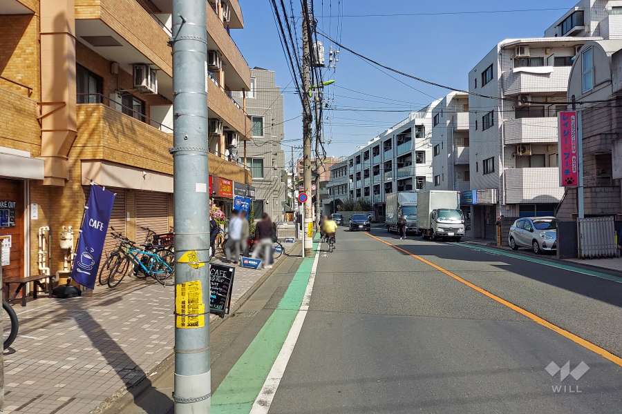 敷地南側の前面道路（西側から）