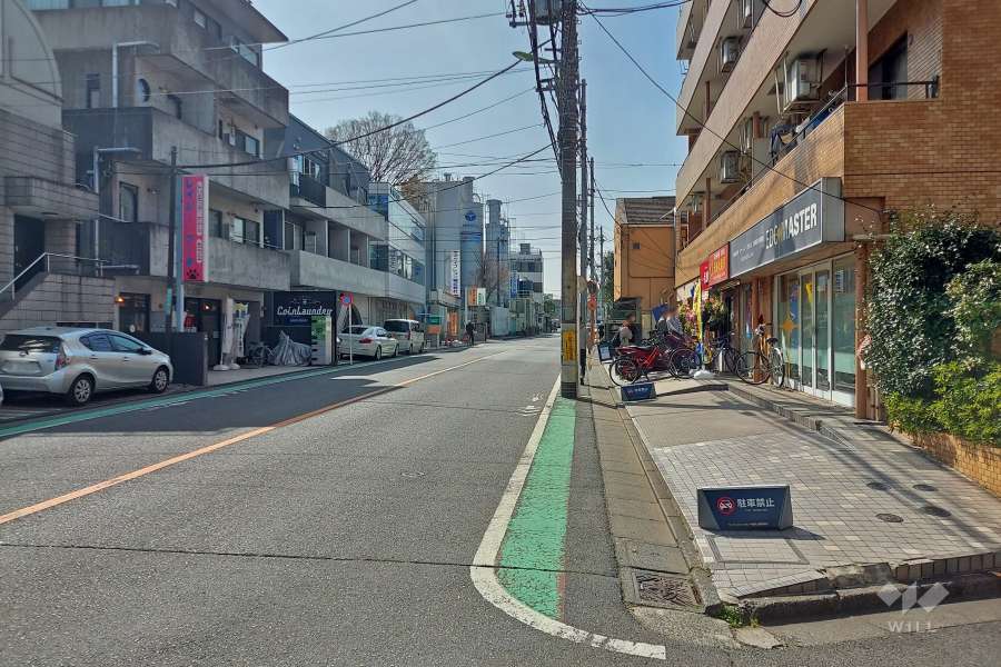 敷地南側の前面道路（東側から）
