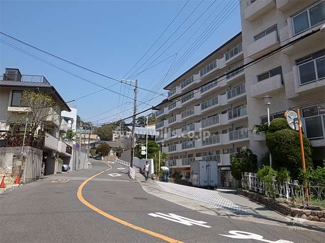 敷地西側の前面道路