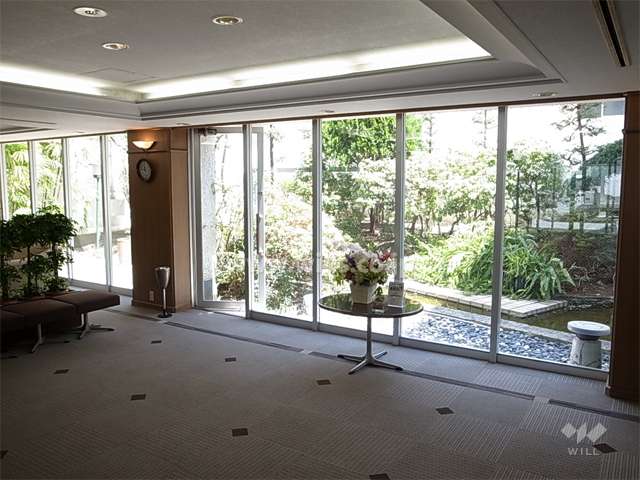 エントランスホールには談話スペースがあり、中庭に面しています。