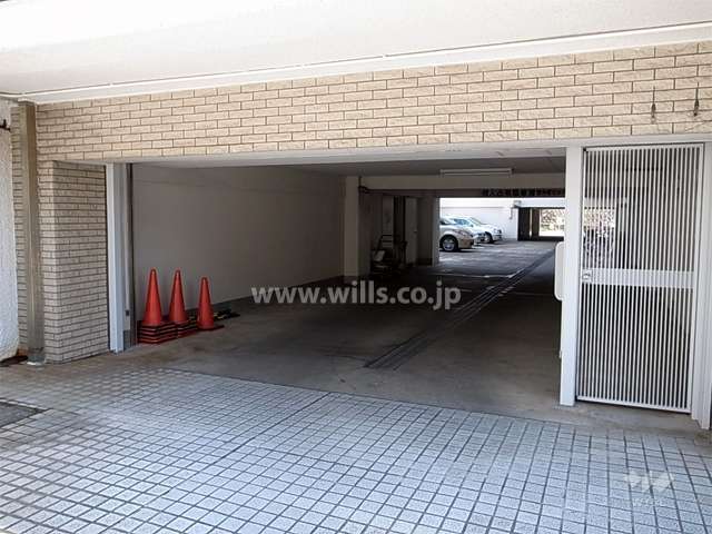 駐車場入り口（シャッター付き）