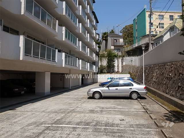 敷地内駐車場（平面式）　その上部は東向きの棟