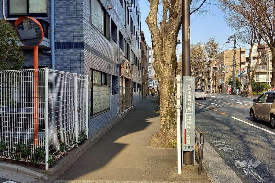 敷地南東側の前面道路（南西側から）