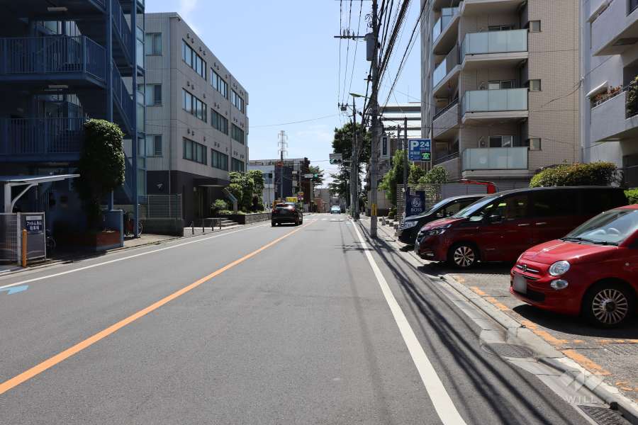 敷地南東側の前面道路（北東側から）