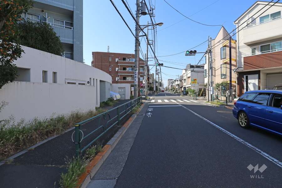 敷地北側の前面道路（東側から）