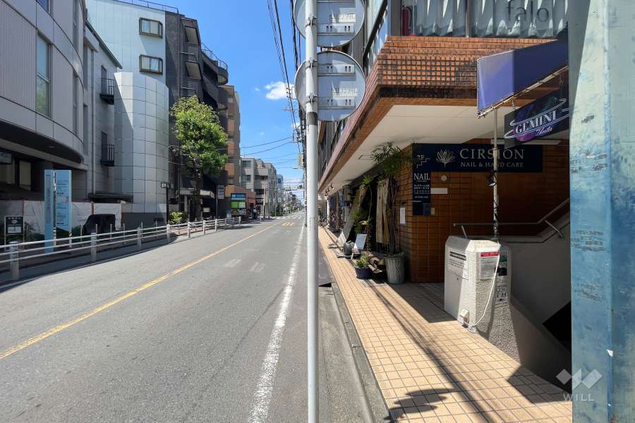 敷地の南側前面通路（東側から）