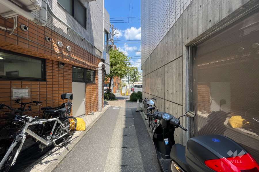 敷地の東側前面通路（南側から）