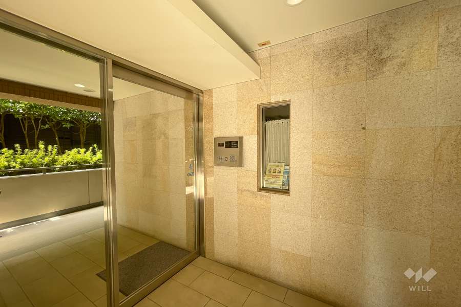 エントランスはオートロック付きです。