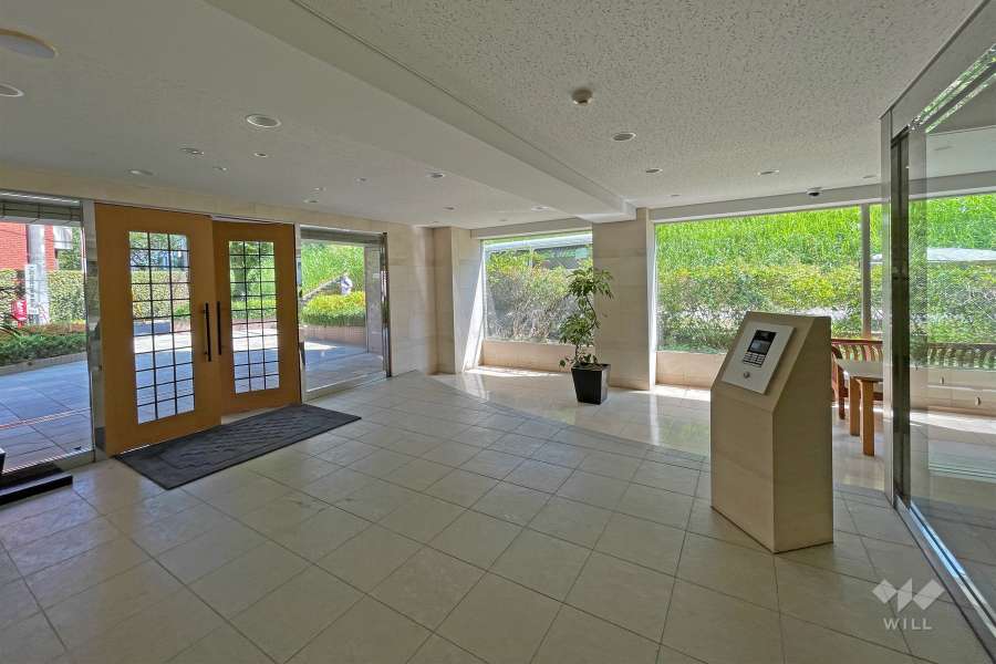 エントランスはオートロック付きです。