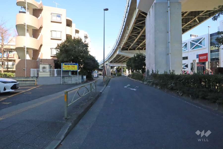 敷地東側の前面道路（南側から）