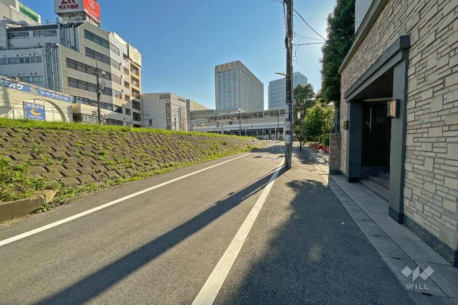 敷地北東側の前面道路（北西側から）