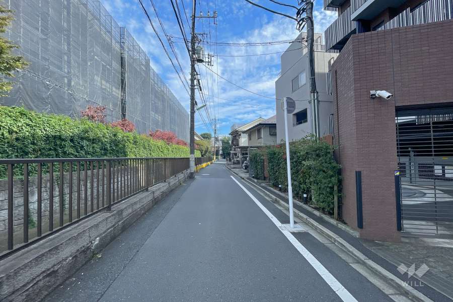 敷地北東側の前面道路