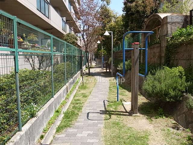 敷地の南側は小槌緑地に面しています。