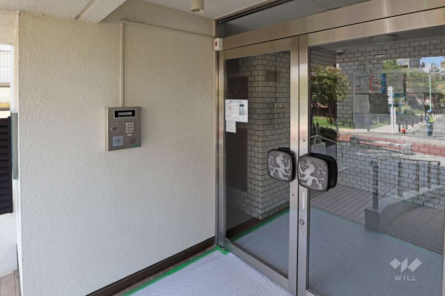 エントランスはオートロック付きです。