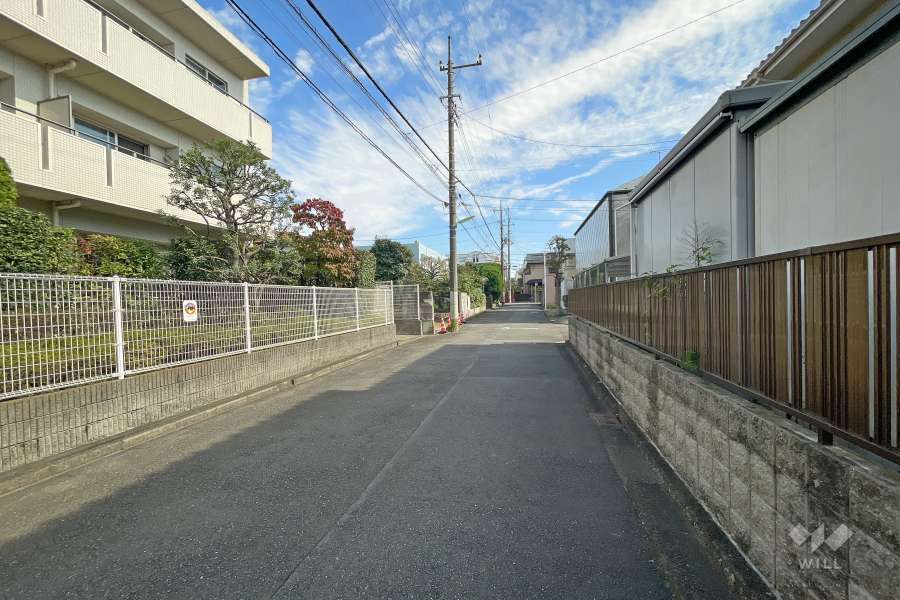 敷地南西側の前面道路（北西側から）