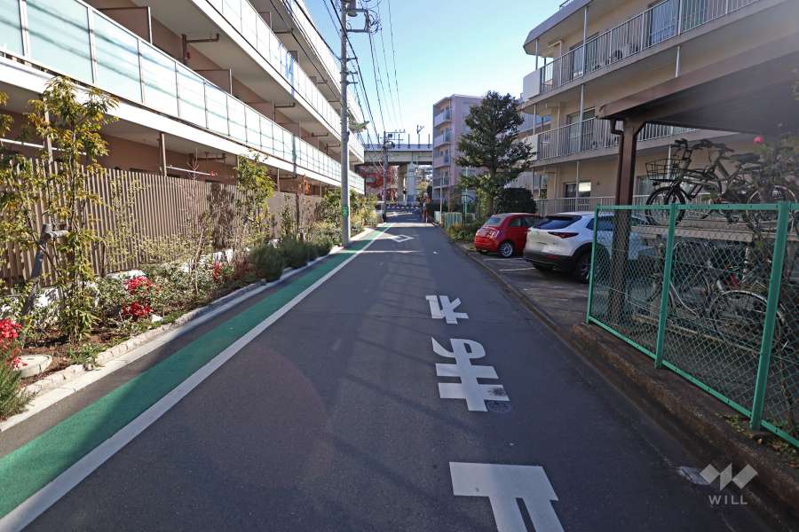 敷地北側の前面道路(西側から)
