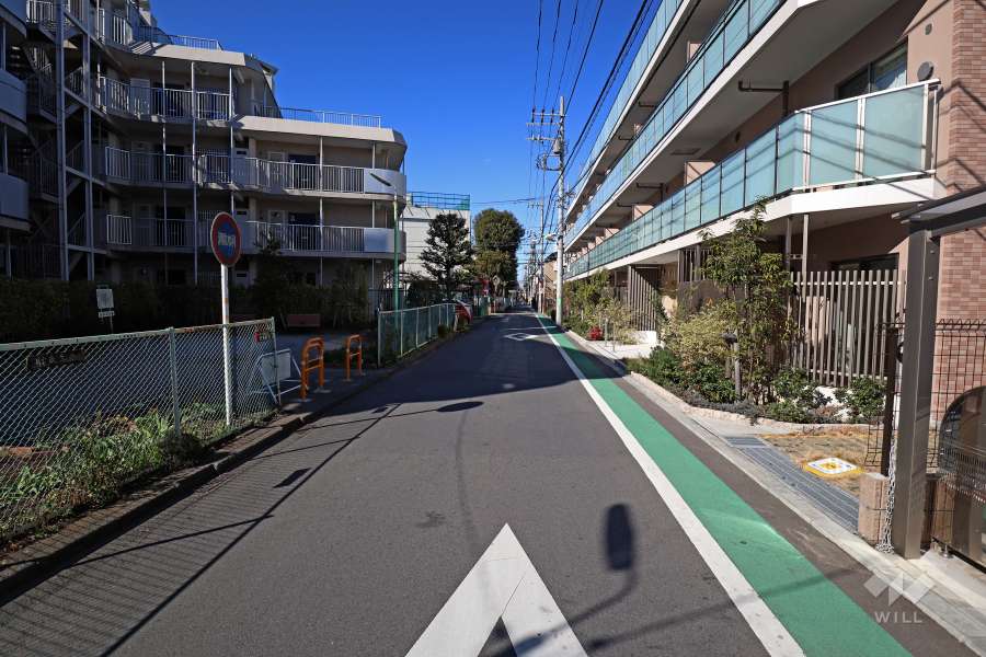 敷地北側の前面道路(東側から)