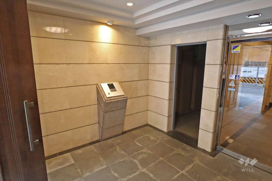 エントランスはオートロック付きです。