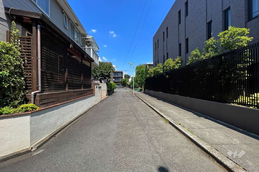 敷地西側の前面道路（南側から）