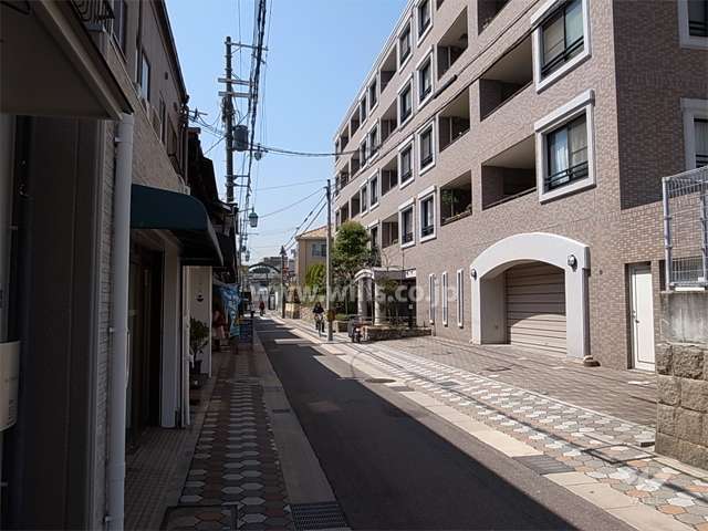 敷地の南側は「芦屋山手サンモール商店街」に面しています。