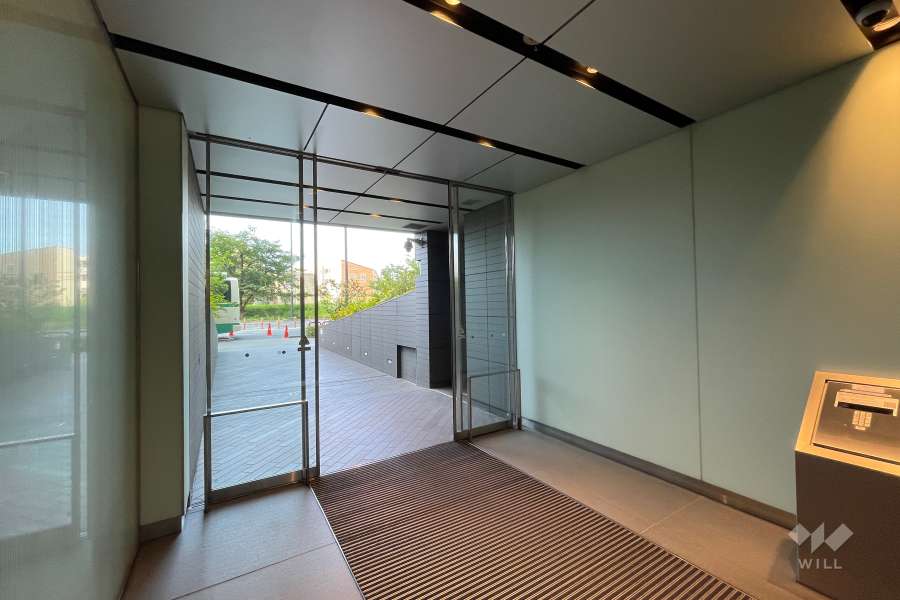 エントランスはオートロック付きです。（西側）