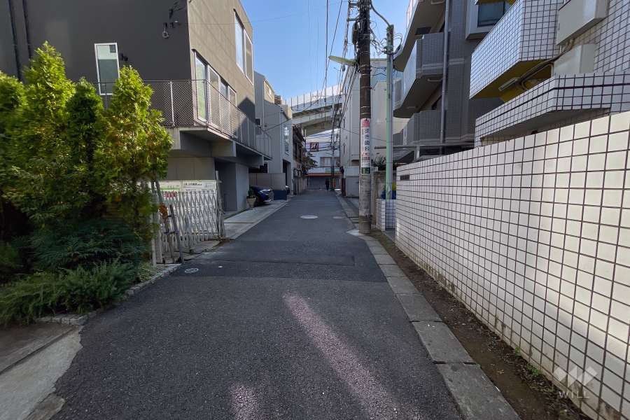 敷地北側の前面道路（西側から）