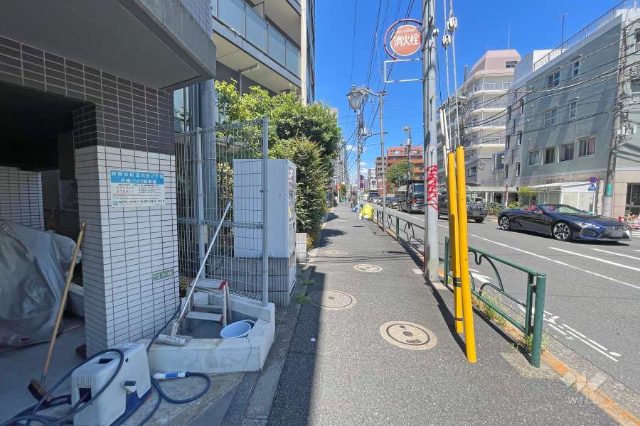 敷地東側の前面道路（南側から）